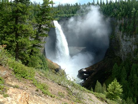 Datei:Kanada-British Columbia-Wells Gray Provincial Park Helmcken Fall.jpg – Wikipedia