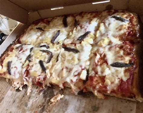 This anchovy and pineapple pizza my boyfriend eats : shittyfoodporn