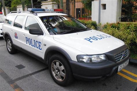 File:Singapore Police Force Volvo V70XC.jpg - Wikimedia Commons