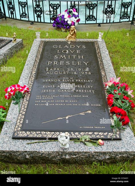 Gladys Presley Grave Site / Elvis Presley Grave Photos Free Royalty Free Stock Photos From ...