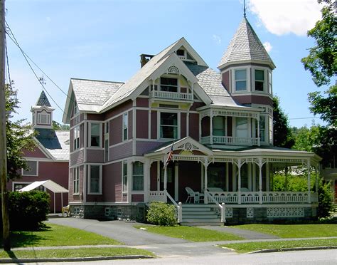 14 Extremely Impressive Victorian House Designs