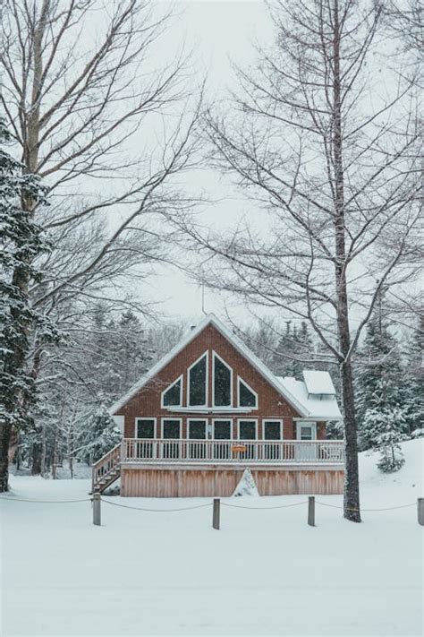 Lonesome remote cottage on snowy valley · Free Stock Photo