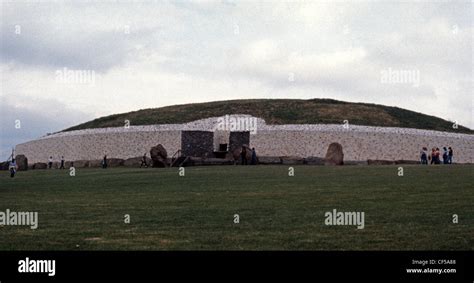 Newgrange - Entrance Facade and Stone Circle Stock Photo - Alamy