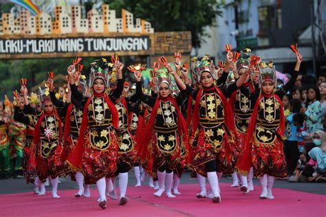 Mengenal Keunikan Tari Remo : Sejarah, Tujuan, hingga Properti - Borneo ...