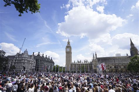 Queen Elizabeth's historic jubilee celebrations begin with parade ...