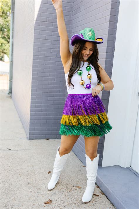 30 Cute & Stylish Mardi Gras Outfits for 2023 - College Fashion