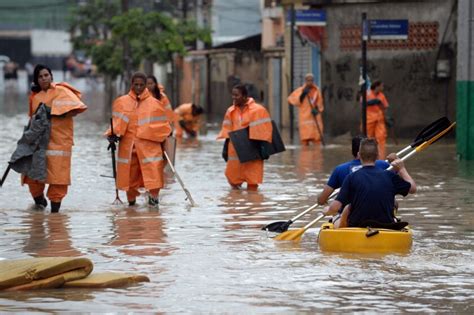 At least 3 killed, more than 2,000 displaced in Brazil floods - Los ...