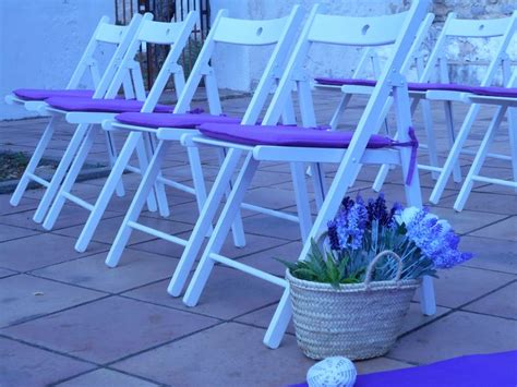 Sillas de ceremonia en lila. www.eventosycompromiso.com Outdoor Chairs, Outdoor Furniture ...