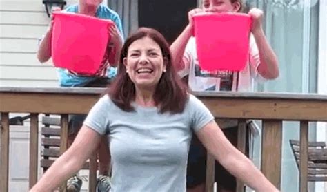 YouTube: presentadora causa revuelo por salir casi desnuda haciendo el Ice Bucket Challenge ...