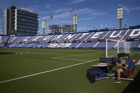 Levante vs Barcelona live blog, full-time: Barça outcoached again, lose ...