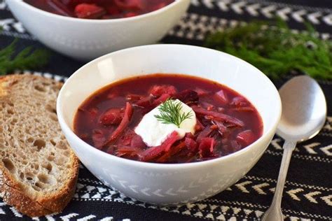 Borsch {Ucrania}. Sopa de betabel y verduras servida con crema agria y eneldo. Chili, Food ...