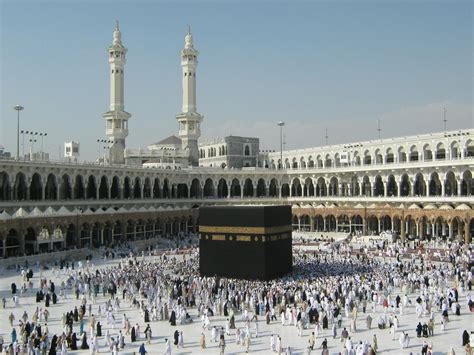 A Crowd on a Square in Mecca · Free Stock Photo