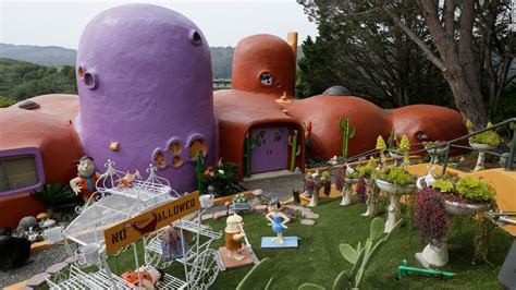 'Flintstone House' can keep its cartoon statues thanks to a settlement ...