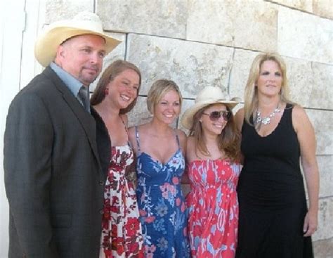 Garth Brooks family, wife, children, parents, siblings