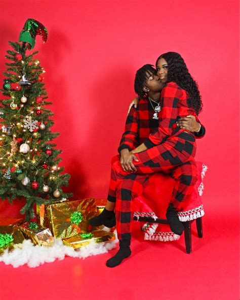 Christmas Couple Photoshoot | Christmas couple pictures, Christmas photoshoot, Christmas ...