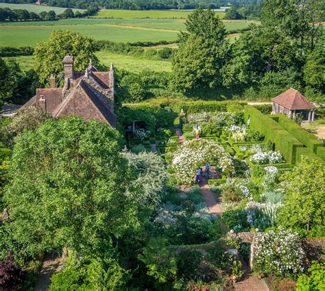 ELYSIAN Magazine | The White Garden - Sissinghurst Castle