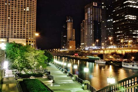 A Complete Guide to the Chicago Riverwalk | UrbanMatter