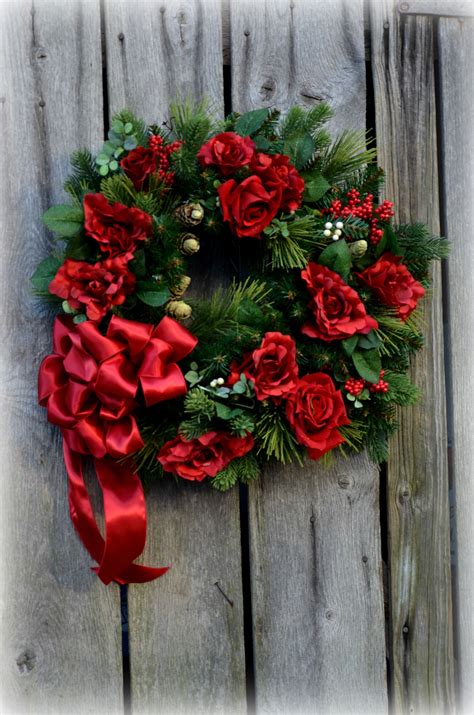 Beautiful Christmas wreath with roses | Christmas wreaths to make ...