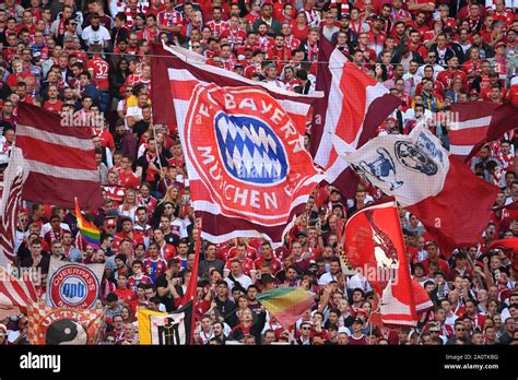 Munich, Deutschland. 21st Sep, 2019. Bayern fans, football fans, fancy dress, fan block, flags ...