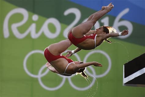 Olympic diving pool mysteriously turns green | king5.com