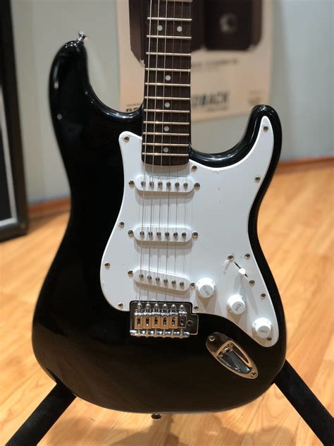 Guitarra Eléctrica Fender Squier Bullet Stratocaster Negra - $ 3,199.00 en Mercado Libre