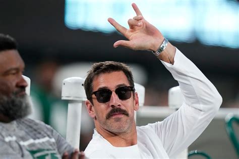 Aaron Rodgers throws passes, walks without crutches before Jets-Eagles ...