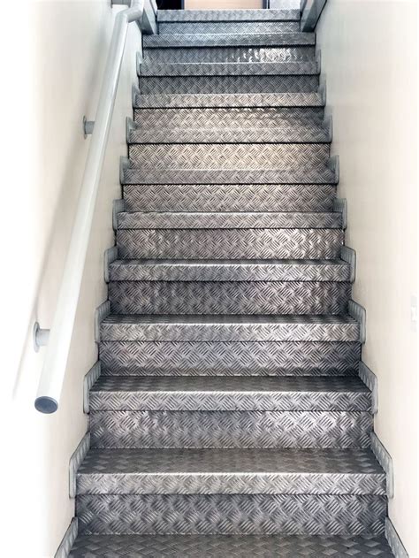 Checker plate stairs, anti-slip properties, durable and cheap (FROM US 😉). Order online ...