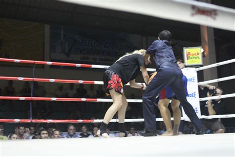 Chelsea (Tiger Muay Thai): Anatomy of a Muay Thai Knee Strike KO in ...