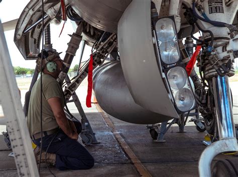 PHOTOS: 149th Fighter Wing maintainers perform F-16 landing gear ...