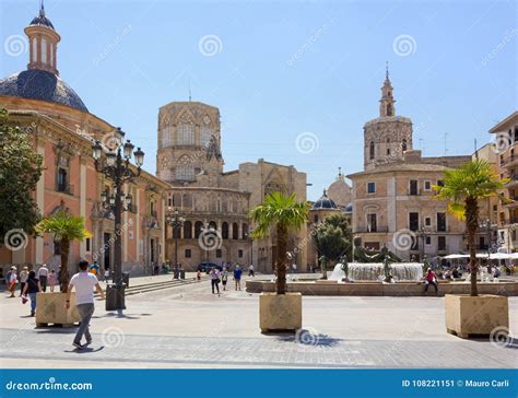 Plaza De La Virgen in Valencia Editorial Photo - Image of statue ...