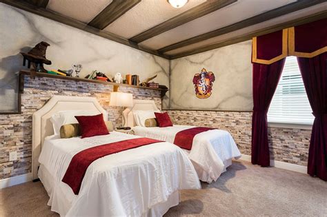 Hogwarts inspired Harry Potter themed bedroom. | Harry potter bedroom decor, Bedroom ...