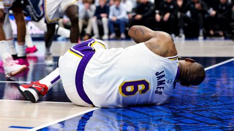 Lakers All-Star LeBron James Out with Foot Injury - Casino.org