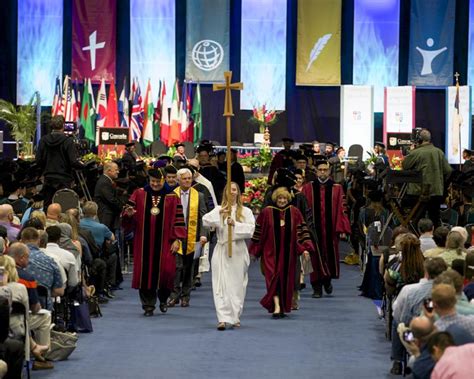 Photo gallery: 2018 commencement | Minnesota Private College Council