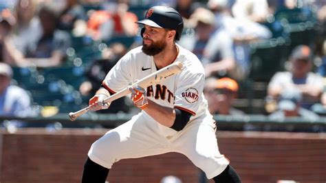 SF Giants' Belt makes one of strangest plays of MLB season