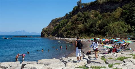 La spiaggia della Lingua a Marina Grande, Procida - Isola di Procida ...