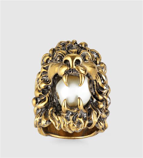 Gucci Lion Head Ring With Glass Pearl in Metallic - Lyst