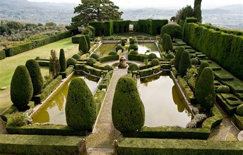 Gardens in Tuscany | Italian Renaissance garden | Podere Santa Pia, hidden treasuren in Tuscany