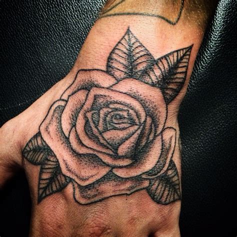 Rose Hand | Tatouage rose, Tatouage battement de coeur, Tatouage