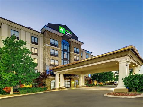 Affordable Hotel Near Grand Ole Opry | Holiday Inn Express® & Suites ...