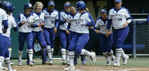 Washington Huskies Softball Team Closes Home Stand With Win