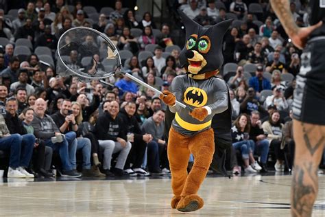 Spurs mascot catches flying bat and gets seal of approval from Victor Wembanyama | Marca