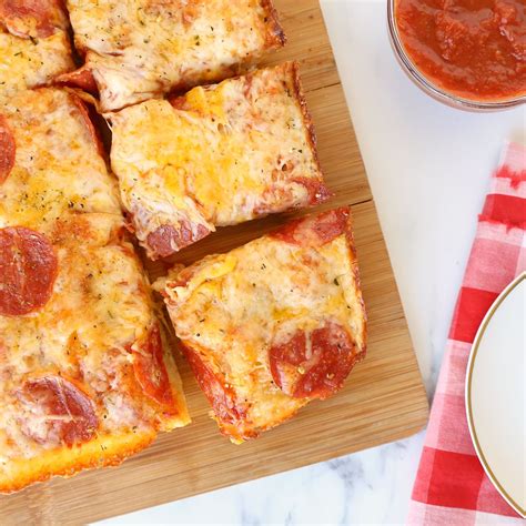 The EASIEST Deep Dish Pan Pizza Recipe {4 ingredient crust} - It's ...