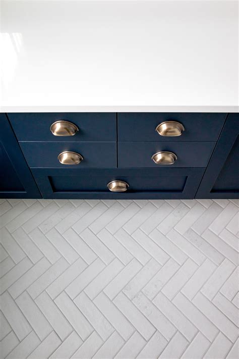 10+ Herringbone Tile Bathroom Floor – DECOOMO