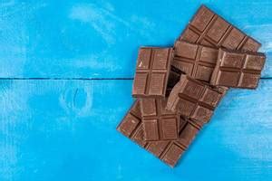 Chocolate Bars in the hand above white background - Creative Commons Bilder