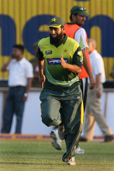 Mohammad Yousuf takes part in a race with his team-mates | ESPNcricinfo.com