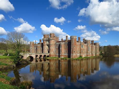 Herstmonceux Castle - Wikipedia