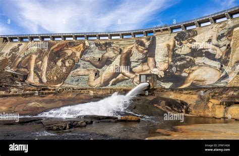 Wellington Dam world's largest dam wall mural painted by Guido Van ...