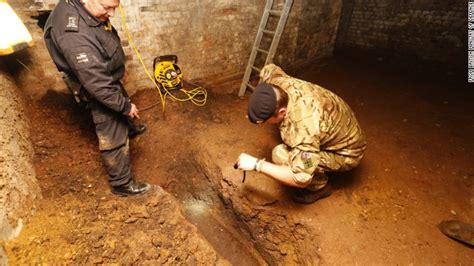 Experts defuse unexploded World War II bomb in London - CNN