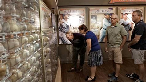 Largest signed baseball collection on display | Fox News