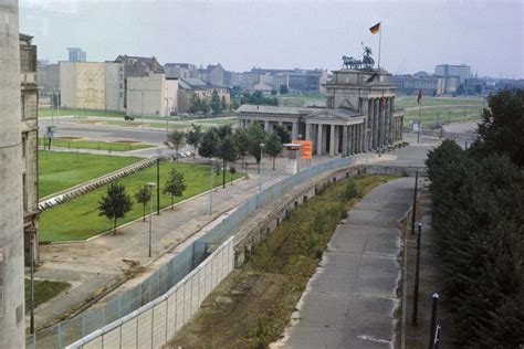 The Rise of the Berlin Wall through rare photographs, 1961-1989 - Rare ...